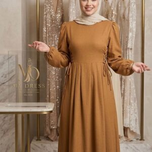 فستان طويل بتصميم أنثوي