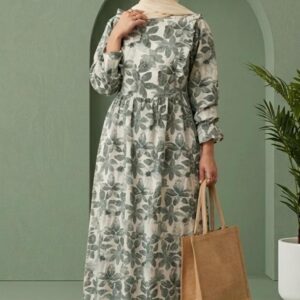 فستان طويل بتصميم ناعم وأنثوي مزين بنقشة ورود هادئة